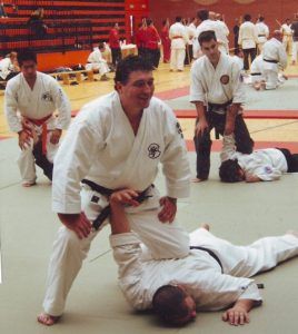 Tachi ushiro ude gatame